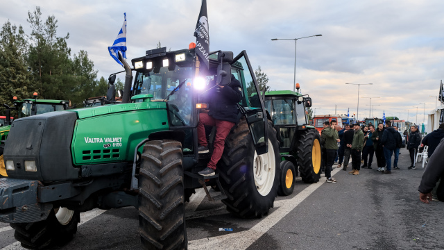Οι αγρότες κλείνουν και σήμερα το μεσημέρι τον κόμβο στο Δερβένι στη Θεσσαλονίκη