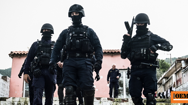 Το ελληνικό FBI σταμάτησε μακελειό στα Καλύβια: Βρήκαν καλάσνικοφ, πιστόλια και μπιτόνια με βενζίνη σε αυτοκίνητο