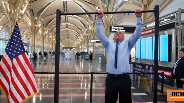 Διαγωνισμός έλξεων Κένεντι Τζούνιορ και Ντάφι στο Αεροδρόμιο Reagan της Ουάσιγκτον για να προβάλουν τα οφέλη της άσκησης πριν από πτήσεις, δείτε βίντεο