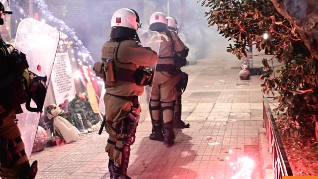 Επίθεση με μολότοφ κατά διμοιρίας των ΜΑΤ στα Εξάρχεια