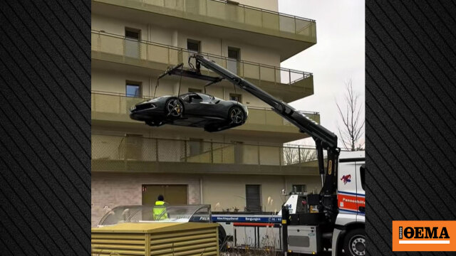 Επιχειρηματίας ανέβασε Ferrari στο μπαλκόνι του σπιτιού του επειδή δεν έβρισκε θέση πάρκινγκ, δείτε βίντεο