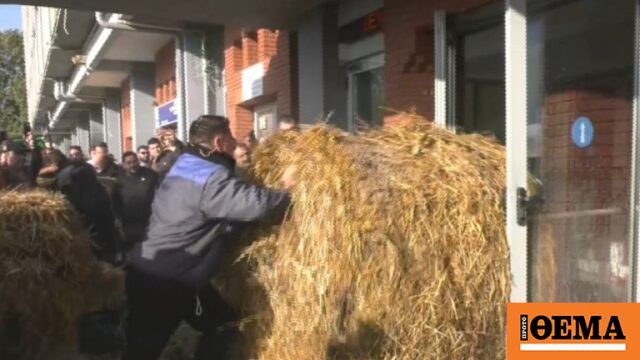 Αγρότες έκαναν κατάληψη του κτηρίου της Αντιπεριφέρειας και πέταξαν άχυρα και γάλα