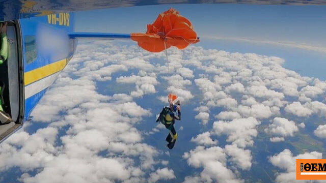 Αλεξίπτωτο τυλίγεται στο φτερό αεροπλάνου και άνδρας αιωρείται στο κενό