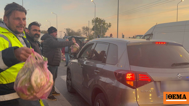 Παραγωγοί και αγρότες μοίρασαν προϊόντα σε πολίτες στα «Πράσινα Φανάρια» για να ζητήσουν συγγνώμη για την ταλαιπωρία, δείτε βίντεο