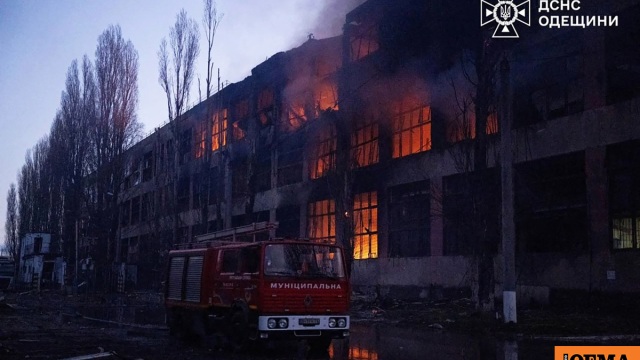 Μια νεκρή και ζημιές σε ενεργειακές υποδομές από ρωσικά πλήγματα στην Οδησσό, βίντεο