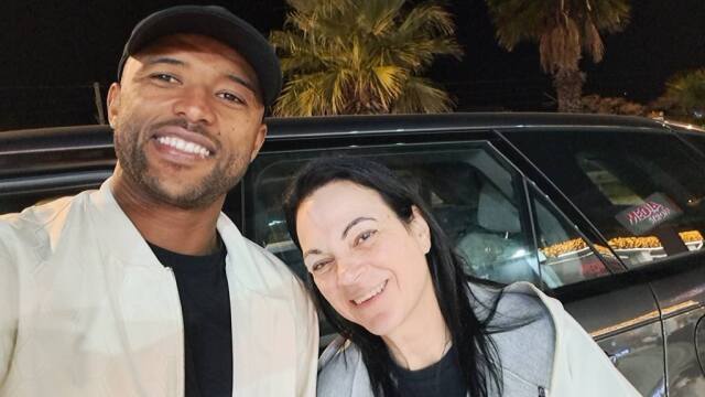 «Εγώ και ο φίλος μου Αγιούμπ σας ευχόμαστε καλές γιορτές»