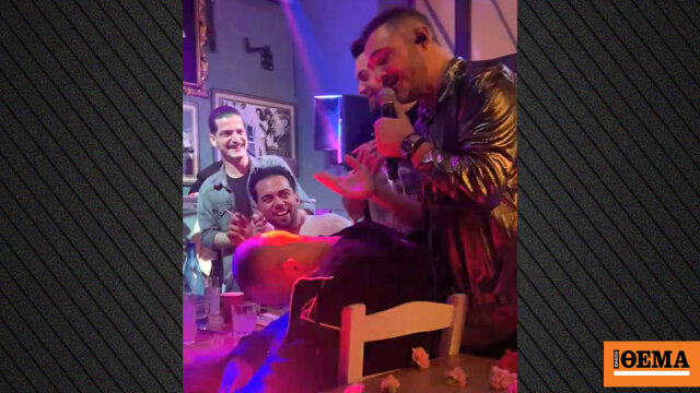 Θαμώνας νυχτερινού μαγαζιού αποκοιμήθηκε στο τραπέζι, όσο ο Δόξας τραγουδούσε από πάνω του