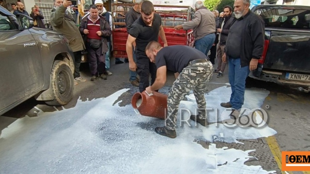 Αγρότες έχυσαν γάλα έξω από τη ΔΟΥ Χανίων, δείτε βίντεο
