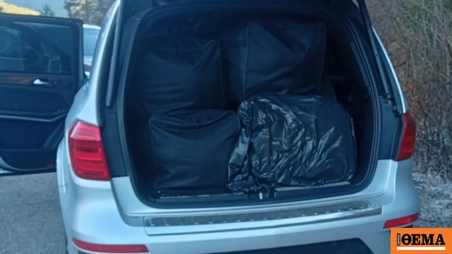 Είχε 215 κιλά κάνναβης σε τζιπ στο οποίο ήταν ο 2,5 ετών γιος της, χτύπησε περιπολικά για να διαφύγει