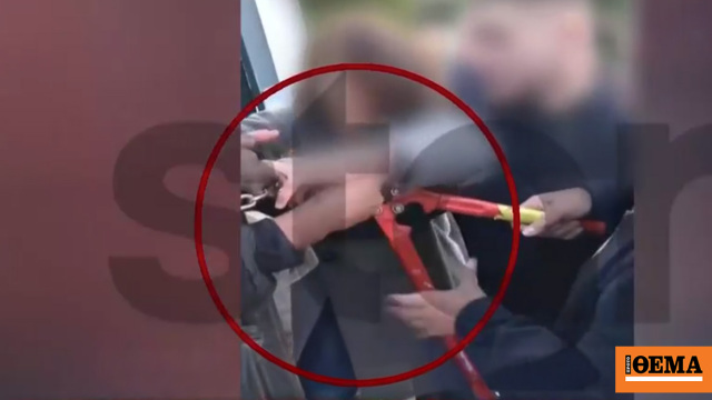 Καθηγητής πιάνει τα δάχτυλα μαθητή με κόφτη σε κατάληψη στο Χαλάνδρι, βίντεο