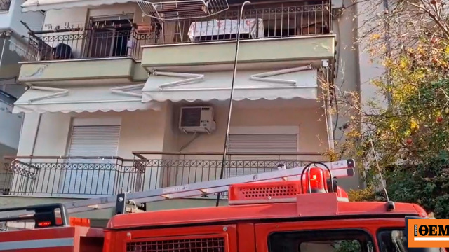 Φωτιά σε διαμέρισμα στη Θεσσαλονίκη, πυροσβέστες απεγκλώβισαν ηλικιωμένη, δείτε βίντεο