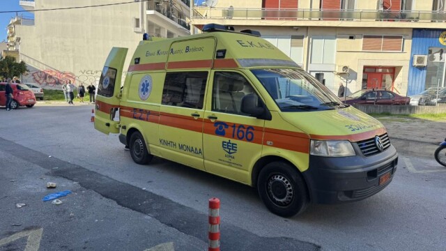 Τραυματίστηκε οδηγός μηχανής delivery μετά από σύγκρουση με αυτοκίνητο