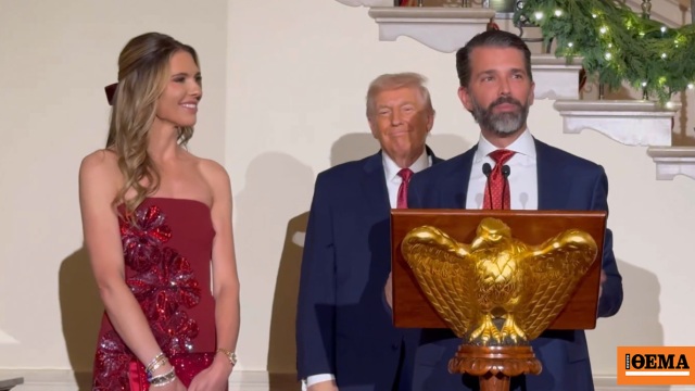 Με τη Μπετίνα Άντερσον, μέλος της κοσμικής κοινωνίας του Παλμ Μπιτς, αρραβωνιάστηκε ο Ντόναλντ Τραμπ Τζούνιορ