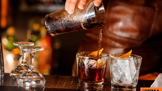 Συνελήφθησαν υπεύθυνος καταστήματος στη Ρόδο και καθηγήτρια για αλκοόλ σε ανήλικους