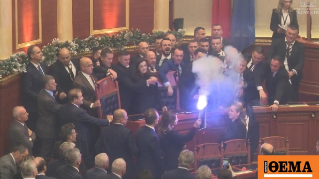 Βουλευτές πιάστηκαν στα χέρια, άναψαν καπνογόνα και πέταξαν νερά, δείτε βίντεο