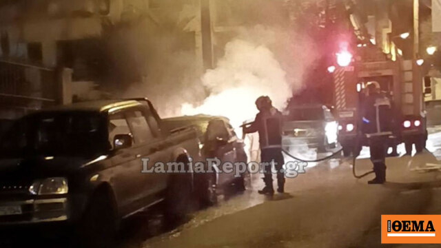 Αυτοκίνητο τυλίχτηκε στις φλόγες σε πυκνοκατοικημένη περιοχή, βίντεο