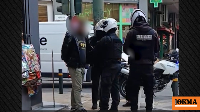 Αστυνομικοί της ΔΙ.ΑΣ. τσακώνουν επ’ αυτοφώρω «πορτοφολά» στην Κυψέλη, δείτε βίντεο