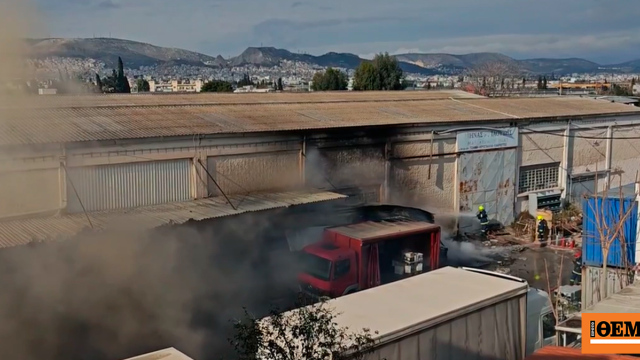 Φωτιά σε αποθήκες εργοστασίου στου Ρέντη, δείτε βίντεο
