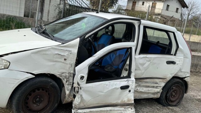 Αυτοκίνητο συγκρούστηκε με φορτηγάκι και κατέληξε σε προστατευτικές μπάρες, δείτε φωτογραφίες