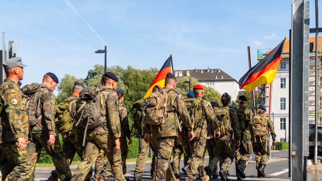 Πρόστιμο έως €1.000 σε όσους αγνοήσουν ερωτηματολόγιο για τη στρατιωτική θητεία