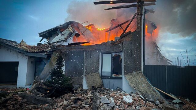 Πέντε νεκροί, μεταξύ τους ένα τετράχρονο παιδί, από τη ρωσική επίθεση στο Κίεβο
