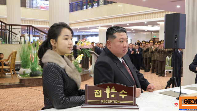 Ο Κιμ Γιονγκ Ουν περιοδεύει σε ξενοδοχεία μαζί με την κόρη του, μιλάει για «οικονομική πρόοδο»