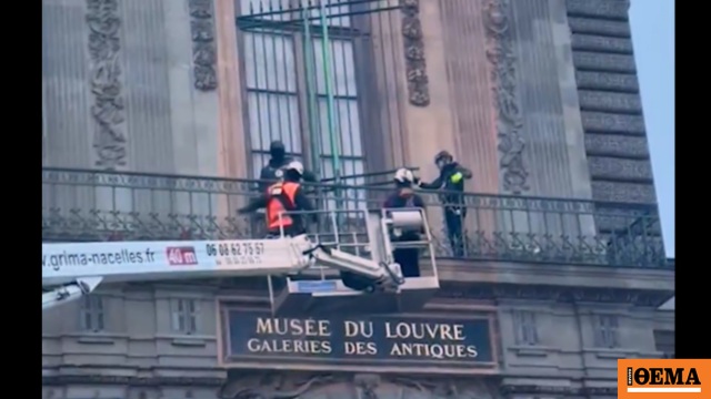 Τοποθέτησαν μεταλλικά κάγκελα μπροστά στην αίθουσα του Απόλλωνα