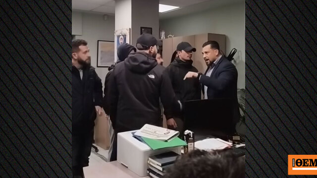 Μέλη του Ρουβίκωνα εισέβαλαν στο δημαρχείο Ηλιούπολης