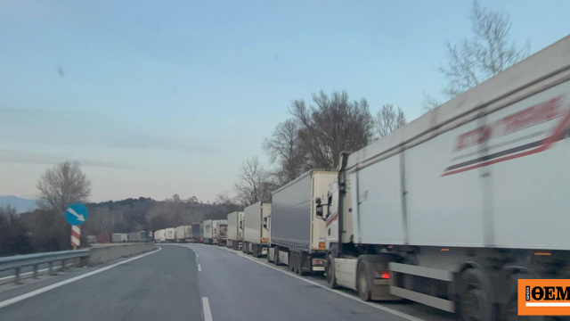 Αγώνας δρόμου για τον εφοδιασμό της αγοράς, εκτελούνται έως και τα μισά δρομολόγια από τα φορτηγά