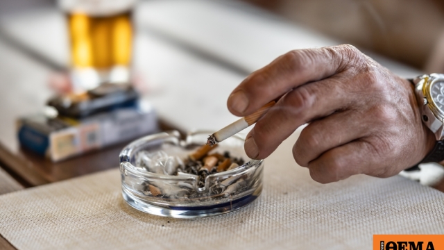 Έλεγχοι και πρόστιμα για κάπνισμα και αλκοόλ σε καταστήματα στο κέντρο της Αθήνας