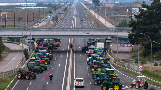 Οι αγρότες ανοίγουν λωρίδες και αναδιατάσσουν τα τρακτέρ τους