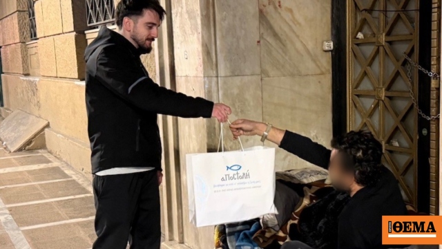 Φοιτητές με την «Αποστολή» της Ιεράς Αρχιεπισκοπής Αθηνών μοιράζουν δέματα αγάπης σε αστέγους