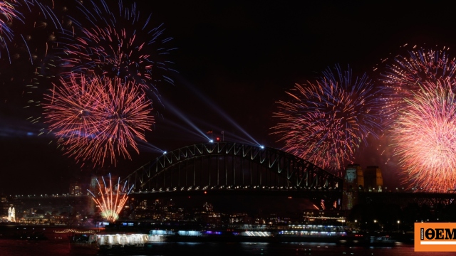 Ο πλανήτης υποδέχεται το 2026: Εντυπωσιακό σόου πυροτεχνημάτων στο Σίδνεϊ, δείτε βίντεο και φωτογραφίες Ο πλανήτης υποδέχεται το 2026: Εντυπωσιακό σόου πυροτεχνημάτων στο Σίδνεϊ, δείτε βίντεο και φωτογραφίες