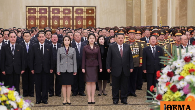 Η έφηβη κόρη του Κιμ Γιονγκ Ουν έκανε την πρώτη της επίσημη επίσκεψη στο οικογενειακό μαυσωλείο