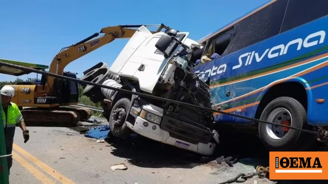 11 νεκροί σε σύγκρουση λεωφορείου με φορτηγό