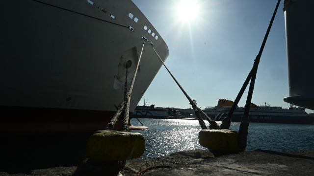 Ισχυροί άνεμοι κρατούν δεμένα τα πλοία στα περισσότερα λιμάνια