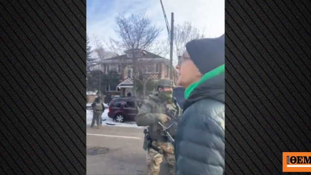 Η στιγμή που πράκτορες της ICE δεν αφήνουν γιατρό να πλησιάσει την 37χρονη που πυροβολήθηκε στη Μινεάπολη, δείτε βίντεο