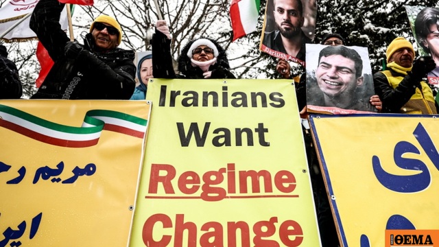 Διαδηλωτής ρίχνει αυτοκίνητο πάνω σε αστυνομικούς, χωρίς ίντερνετ η χώρα