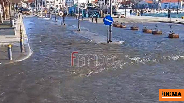 Πλημμύρισε το παλιό λιμάνι της Μύρινας λόγω των θυελλωδών ανέμων