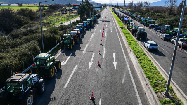 Ανοίγουν οι παράδρομοι από τους αγρότες στον Μπράλο, παραμένουν οι αποκλεισμοί σε Κάστρο και Θήβα