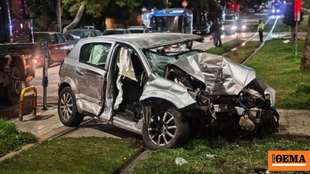 Βίντεο από τη στιγμή που το αυτοκίνητο καρφώνεται σε κολόνα πάνω στη γραμμή του τραμ στη Νέα Σμύρνη