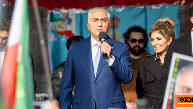 Ο εξόριστος γιος του Σάχη του Ιράν θέλει να καθίσει στον Θρόνο του Παγωνιού κι οι διαδηλώσεις είναι η ευκαιρία του, καλεί σε ξεσηκωμό
