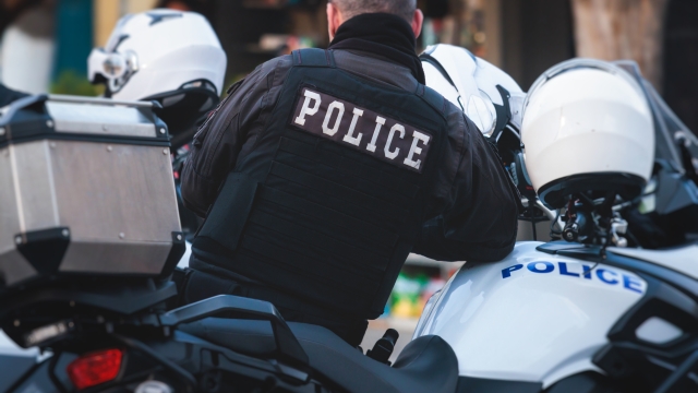 Παρέσυρε αστυνομικό με το αυτοκίνητο επειδή του έκοβε κλήση για παράνομη στάθμευση