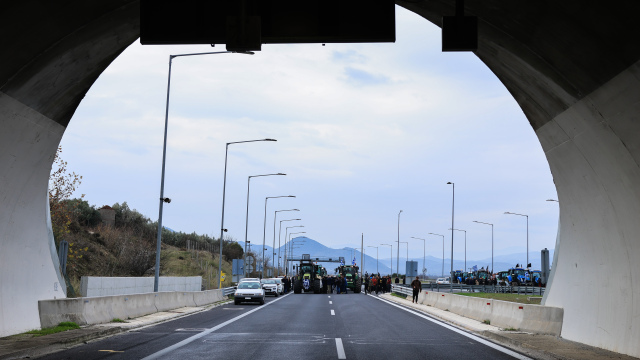 Αγρότες της Αιτωλοακαρνανίας έκλεισαν με τα τρακτέρ τους τον κόμβο της Ιόνιας Οδού στο Χαλίκι