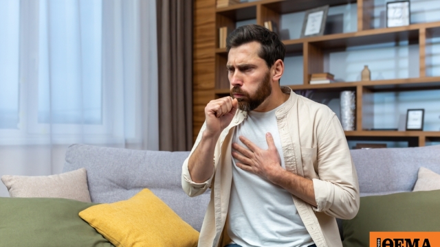 https://www.protothema.gr/images/640x360share/jpg/files/2026-01-13/man_coughing.jpg