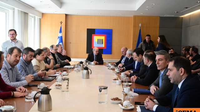 Σε εξέλιξη η συνάντηση των αγροτών με Χατζηδάκη και Τσιάρα