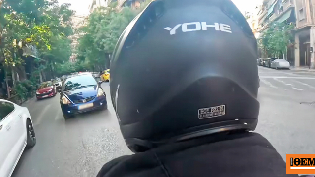 Αναβάτης μηχανής έκανε επικίνδυνες σφήνες στο κέντρο της Αθήνας, παραβίασε το κόκκινο και ανέβασε το βίντεο στο TikTok