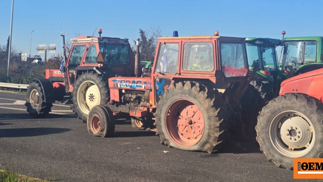 «Εσκεμμένη ενέργεια για τη διάλυση του μπλόκου», λένε οι αγρότες της Νίκαιας για τον βανδαλισμό των τρακτέρ