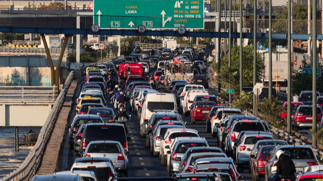 Ουρές χιλιομέτρων και στα δύο ρεύματα του Κηφισού, προβλήματα σε Σκαραμαγκά και κέντρο