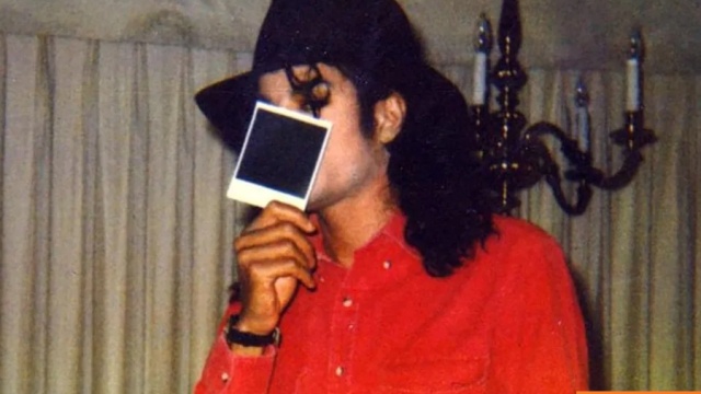 Νέες καταγγελίες για τον Μάικλ Τζάκσον: Οι φωτογραφίες του με νεαρά αγόρια και οι ισχυρισμοί ότι τα κακοποίησε σεξουαλικά